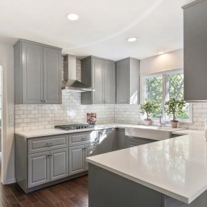 سفید طوسی؛ ترکیب رنگ مطرح کابینت آشپزخانه