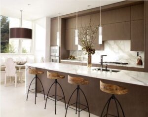 سفید قهوه ای؛ ترکیب رنگ مطرح کابینت آشپزخانه
